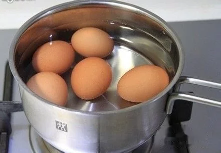 民间偏方：滚鸡蛋祛除湿毒 阴毒 风包的方法