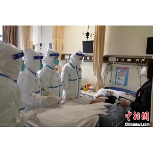 “白衣战士”上海“战疫”：守护高龄患者生命 中医药干预全覆盖 