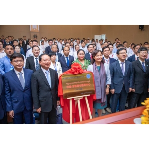 中国-柬埔寨中医药中心揭牌仪式隆重举行